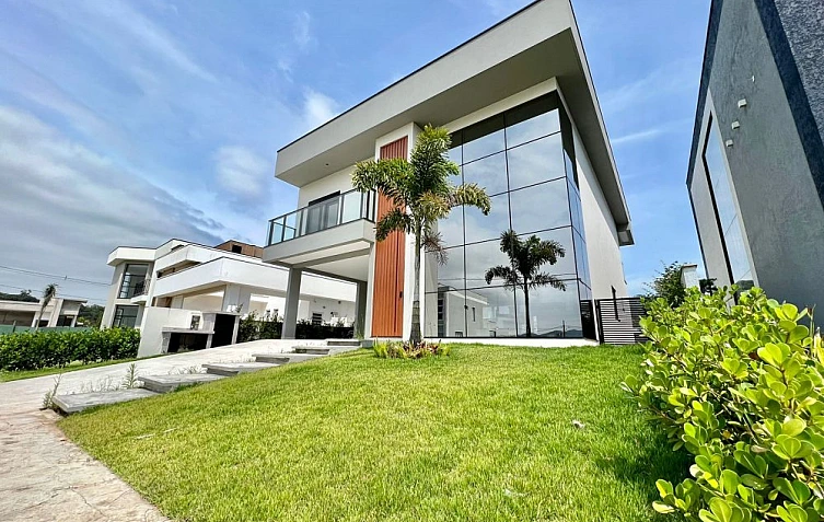 CASA NO CONDOM�NIO CALED�NIA