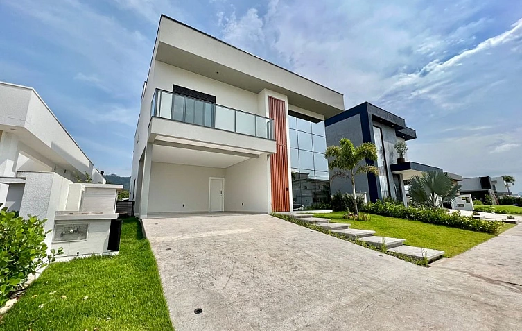 CASA NO CONDOM�NIO CALED�NIA